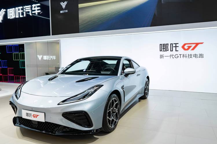 深圳218哪吒汽车在智能汽车领域的表现，领途汽车在新能源汽车市场中的影响力